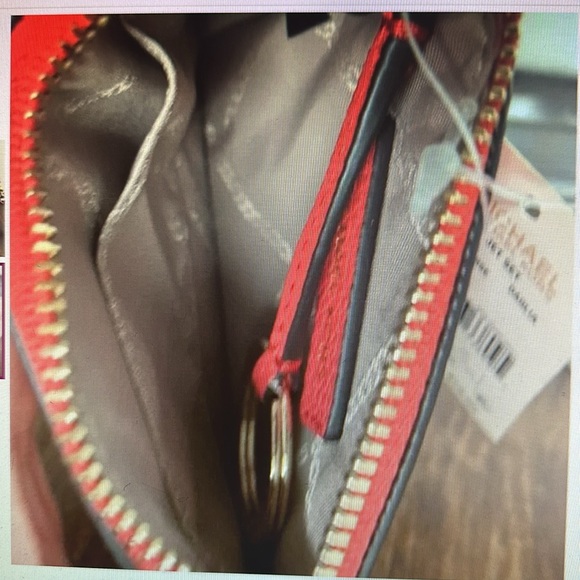 Michael Kors red Jet Set wristl/coin purse, card slots - Picture 2 of 3